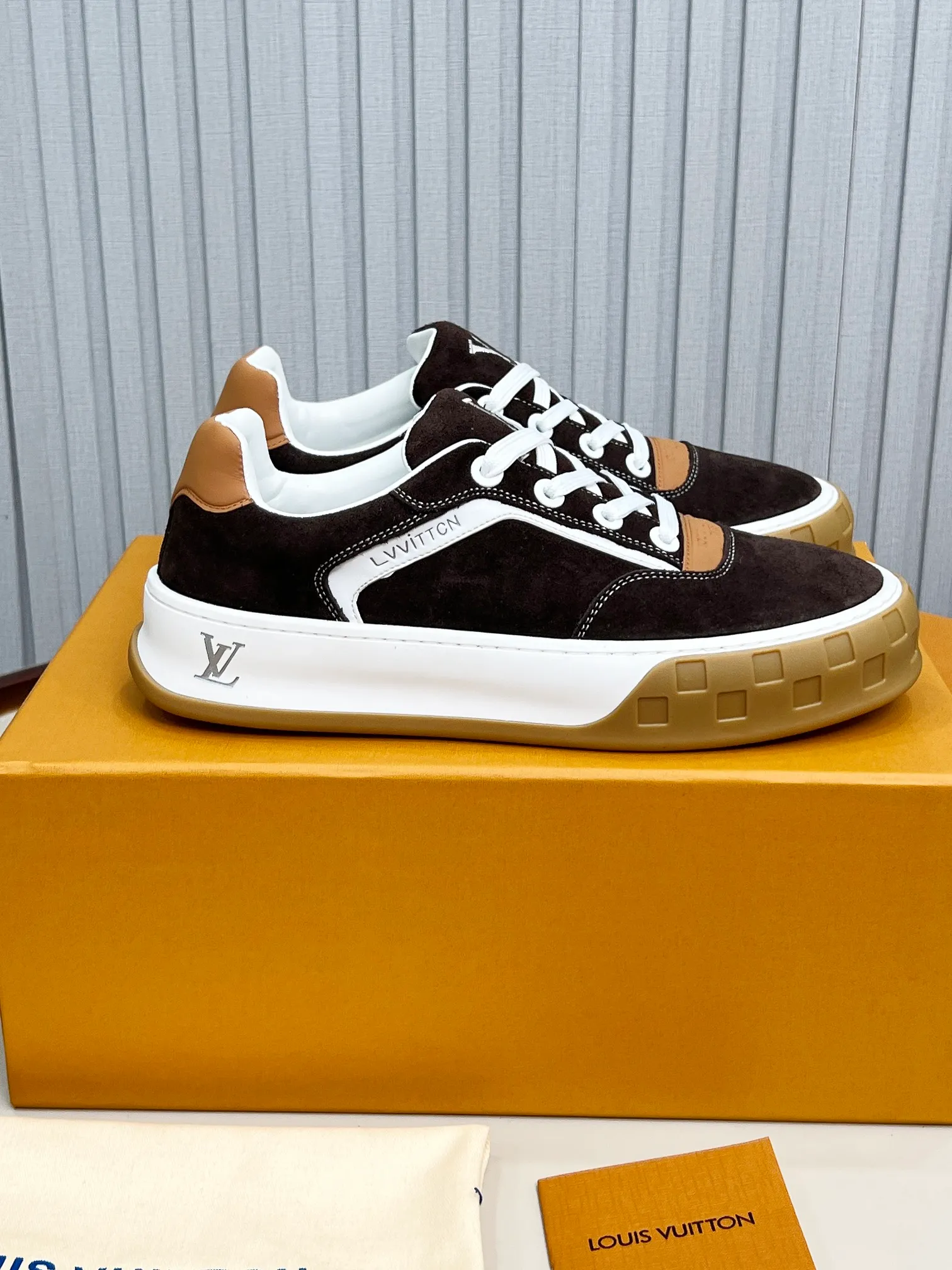 p620💰Men's shoes ❤️❤️❤️Top version LV-Louis Vuitton-Classic catwalk new style Air glue process·Original 1:1 development and reproduction! ! The upper foot is very comfortable. It is made of luxurious materials and fine workmanship. The midsole is printed with English letters "Made in Europe". The upper is made of calfskin imported from Italy. The side is decorated with the brand's LOGO and signature. The latest latex foot pads and mesh lining make the foot feel super comfortable. The original two-color TPU combination outsole is specially provided by the original factory. Bag technology Goodyear stitched edges Fabric: Exclusive custom first-layer cowhide Accessories: Exclusive private model Vuitton logo, lining: Customized silk mesh lining - first-layer silk cowhide lining Outsole: TPU combination outsole wear-resistant, non-slip and anti-yellowing Foot pads: new latex pads-mesh sweat-absorbent Counter technology: fully computerized sewing machine wire drawing Toe box back cover Hot and cold shaping Full set of pull-top last with medium and low logo pattern Code number 39-45